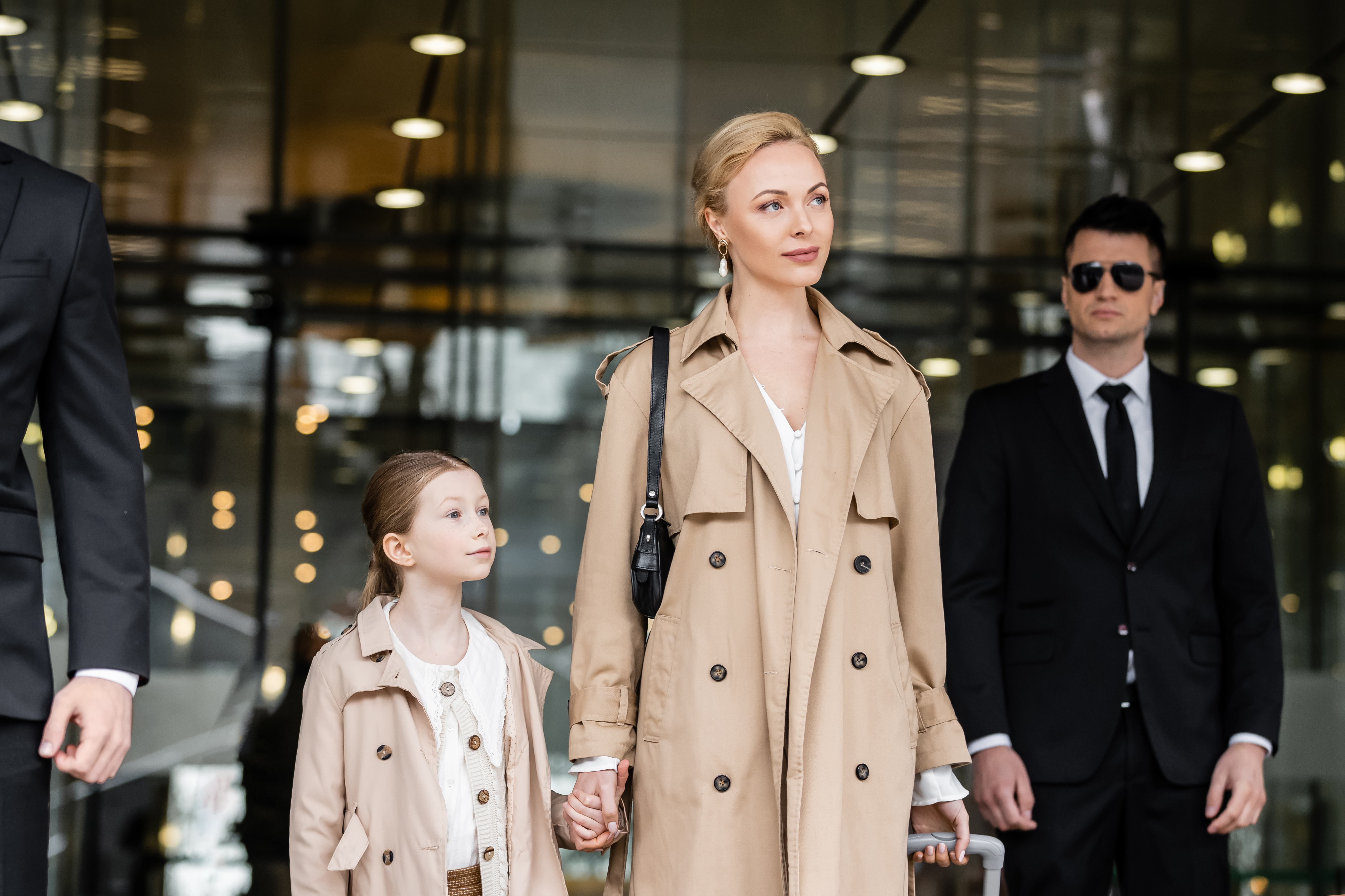 Family accompanied by personal protective services for greater safety and everyday peace of mind.